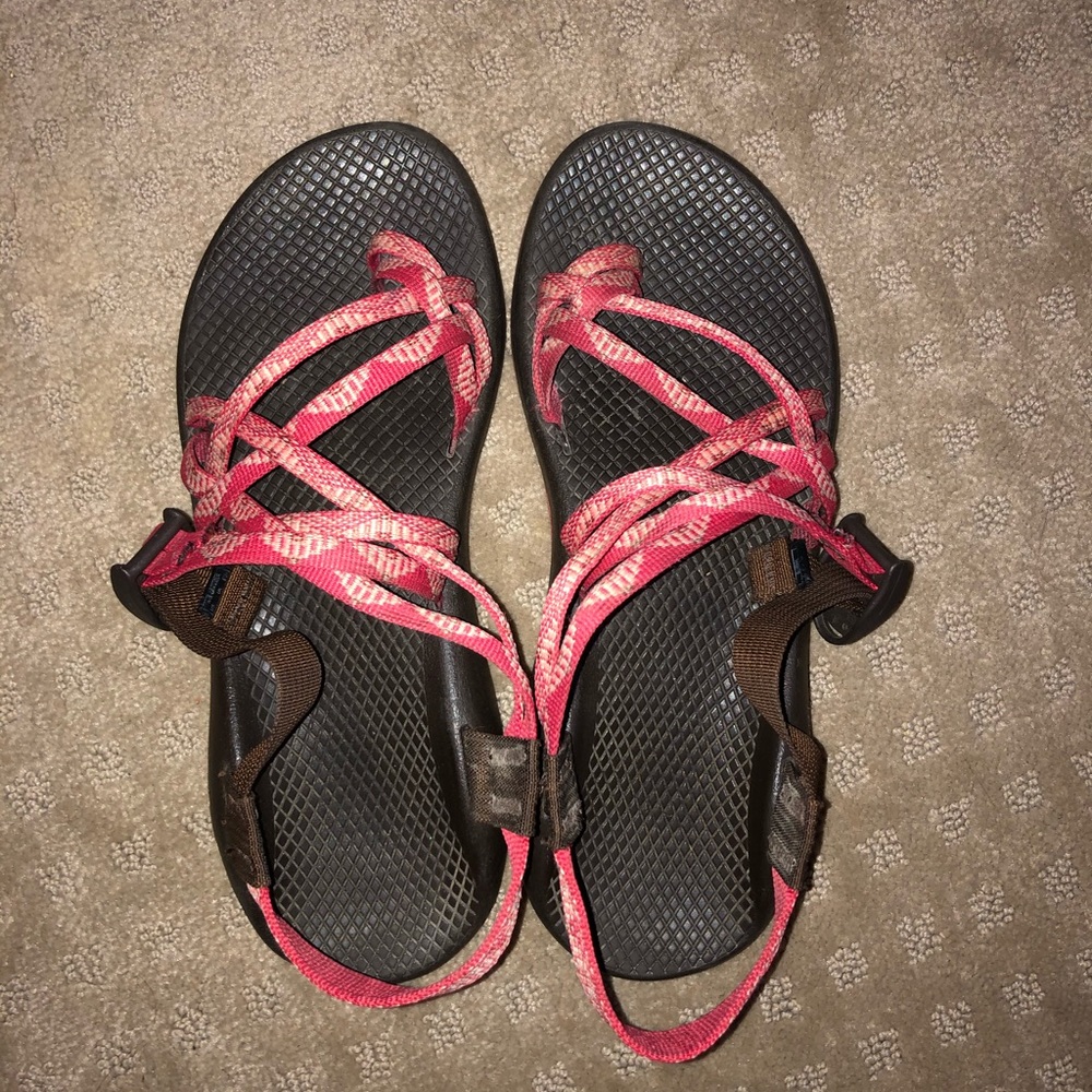Women’s pink Chacos